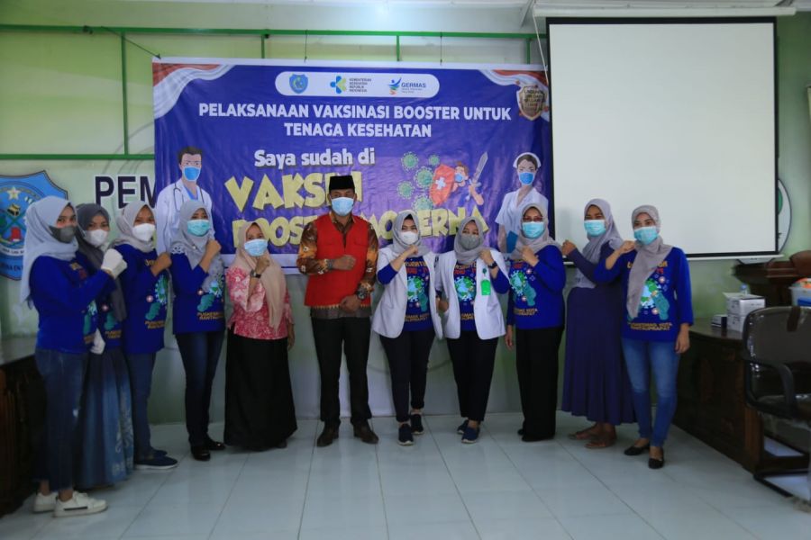 100 Orang Nakes Terima Vaksin Booster Moderna 