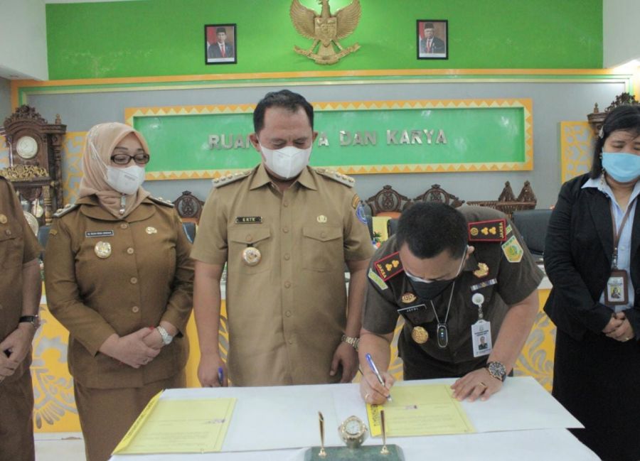 Bupati Labuhanbatu Sepakati Penanganan Hukum Bidang Perdata dan Tata Usaha Negara Bersama Kajari Labuhanbatu