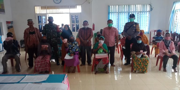 Camat Pangkatan Pantau Penyerahan BLT Desa Kampung Padang