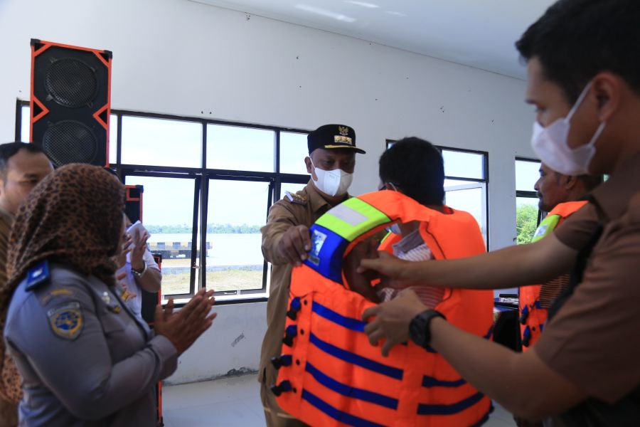 Pj Bupati Labuhanbatu Serahkan Bantuan Tekhnis Alat Keamanan Angkutan Sungai Penyeberangan
