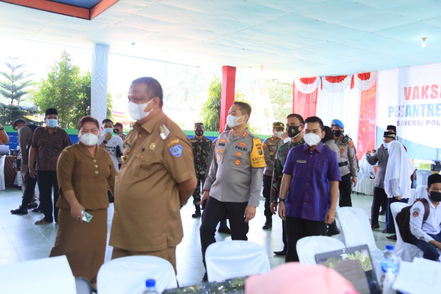 Pj Bupati Labuhanbatu Tinjau Pelaksanaan Vaksinasi Masal Diponpes Darul Muhsinin