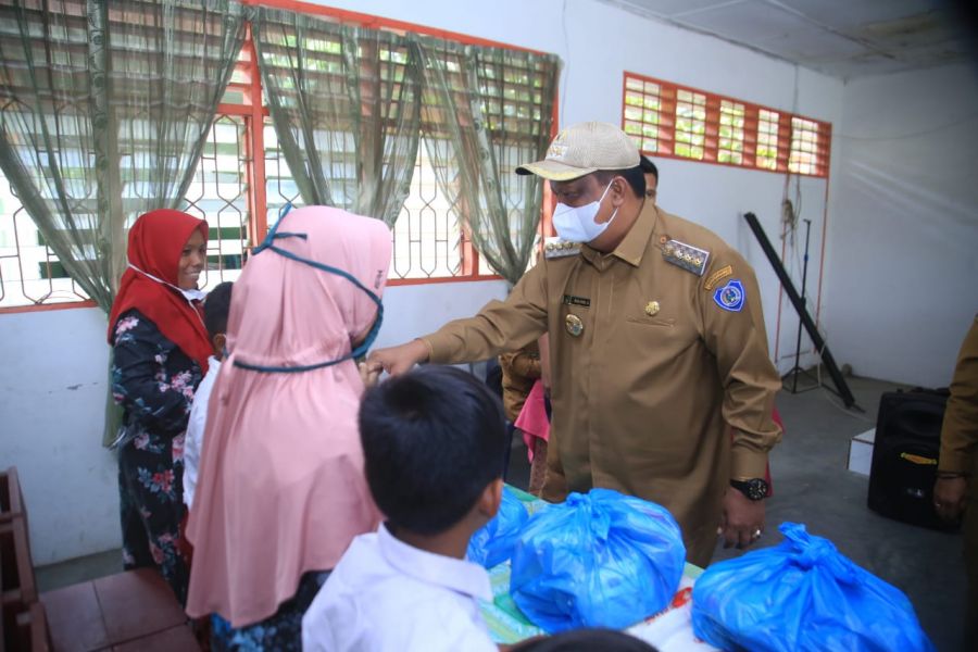 Pj.Bupati Labuhanbatu Serahkan 50 Paket Sembako Di SMPN I Rantau Selatan